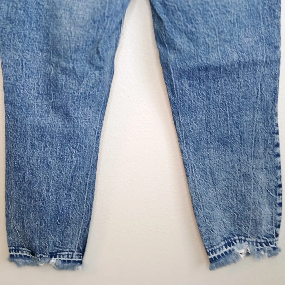 Abercrombe & Fitch High Rise Mom Jean Distressed  Size 4 Short